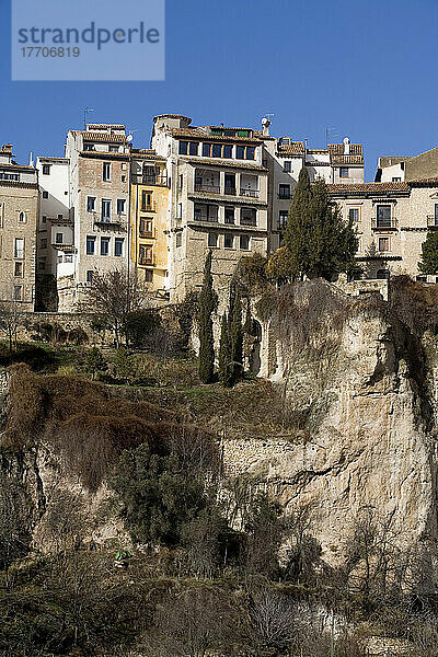 Cuenca ist eine UNESCO-Weltkulturerbestätte in der Region Kastilien-La Mancha  zwischen den Schluchten der Flüsse JÃºcar und HuÃ©car. Sein historisches Zentrum Die Kathedrale  Casas Colgadas (Hängende Häuser) blickt auf felsige Canyonwände im Herzen der Cuenca-Berge.