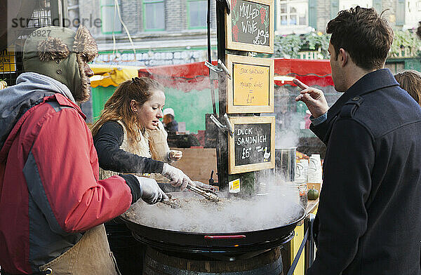 Lebensmittelstand auf dem Borough Market; London  England