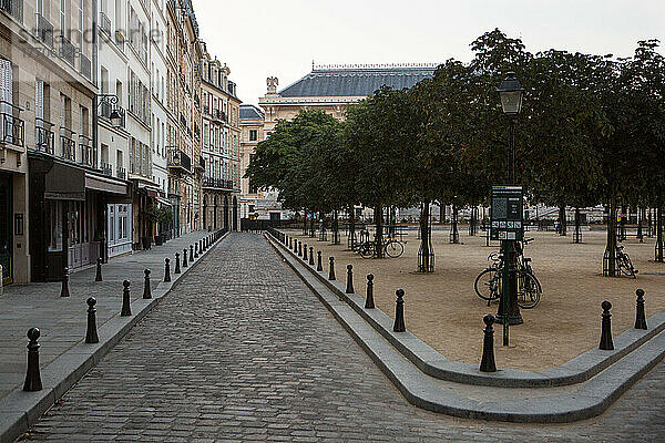 Enge Straßen und der Park am Place Dauphine auf der Ile de la Cite; Paris  Frankreich