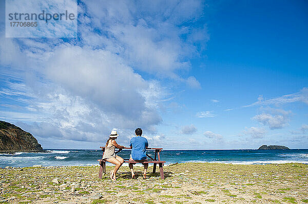 Paar in einem wilden Strand in Mustique Insel  St. Vincent und die Grenadinen  Westindien