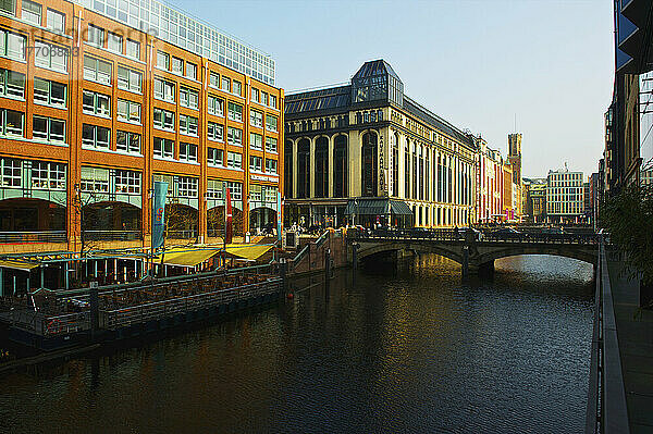 Eine Straßenbrücke  die den Fluss überquert  und Gebäude entlang des Flusses; Hamburg  Deutschland