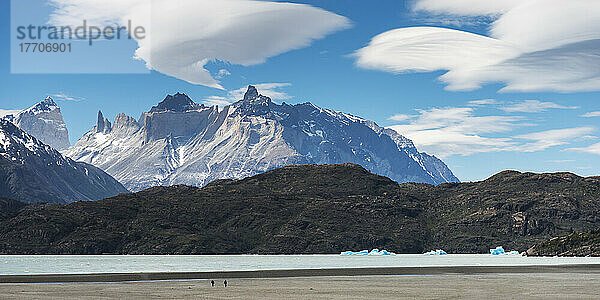 Cuernos Del Paine vom Pehoe-See aus  Torres Del Paine National Park; Torres Del Paine  Magallanes und Antartica Chilena Region  Chile