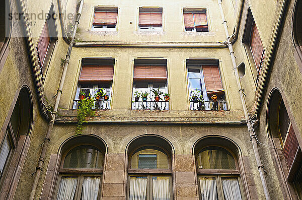 Fassade eines Wohngebäudes; Barcelona  Spanien