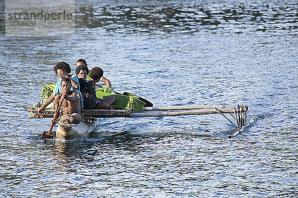 Melanesische Einwohner des Dorfes Natade in Auslegerkanus am Eingang zu den Tufi-Fjorden von Kap Nelson in der Provinz Oro in Papua-Neuguinea; Tufi  Provinz Oro  Papua-Neuguinea