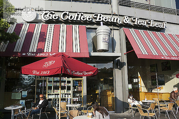 Kunden  die auf der Terrasse eines Kaffee- und Teeladens sitzen; Kalifornien  Vereinigte Staaten von Amerika