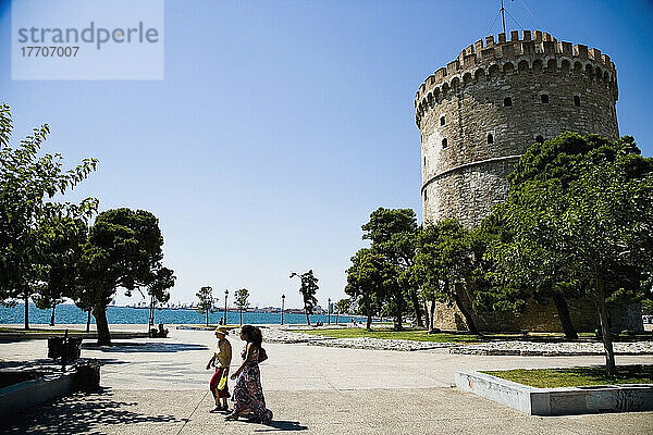 Zwei Frauen gehen am Weißen Turm vorbei; Thessaloniki  Griechenland