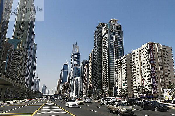 Blick entlang der Sheikh Zayed Road; Dubai  Vereinigte Arabische Emirate