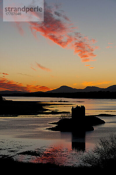 Silhouette von Castle Stalker in der Abenddämmerung; Appin  Argyll und Bute  Schottland