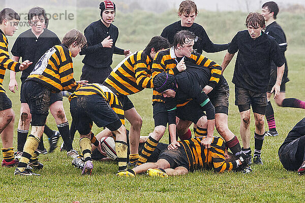 Lokales Jungen-Rugbyspiel  St. David's gegen Neyland  im St. David's Rugby Club an einem Regentag  Pembrokeshire Coast Path  Südwest-Wales; Pembrokeshire  Wales