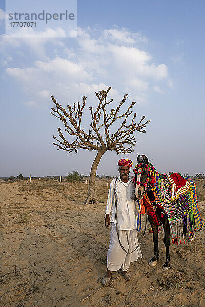 Rajput mit seinem Pferd in der Wüste Thar in Rajasthan  Indien; Nagaur  Rajasthan  Indien
