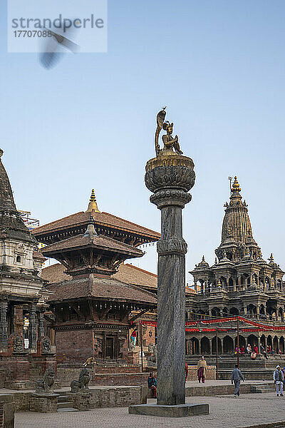 Patan Durbar Square in der alten Stadt Patan oder Lalitpur  erbaut von den Newari Hindu Mallas zwischen dem 16. und 18. Jahrhundert mit der Statue von König Yoganarenda Mala auf einer Säule  Kathmandu-Tal  Nepal; Patan  Bagmati-Provinz  Nepal