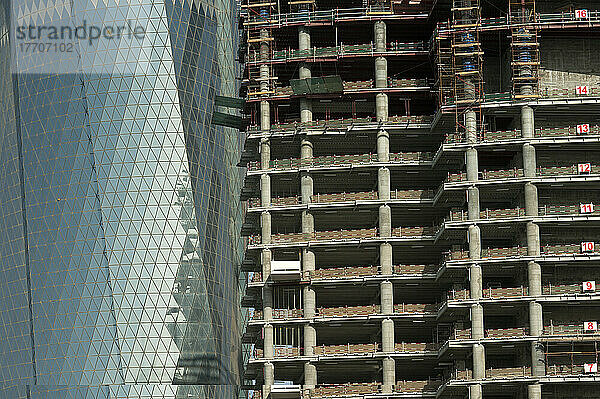 Baustelle und neues Bürogebäude und Dattelpalme; Doha  Katar