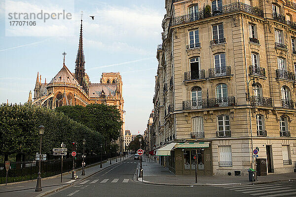 Blick auf die Kathedrale Notre Dame und die engen Straßen und Gebäude auf der Ile de la Cite; Paris  Frankreich