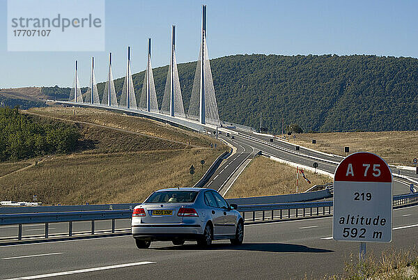 Europa  Frankreich  Aveyron  Millau  Hängebrücke