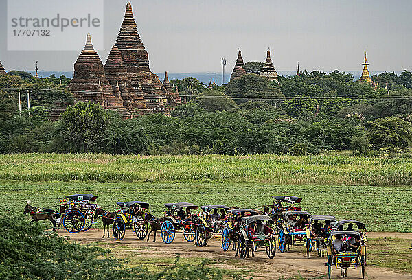 Touristen in Ponyfallen beim Besuch der Pagoden  Bagan  Myanmar-Burma; Bagan  Kachin  Myanmar