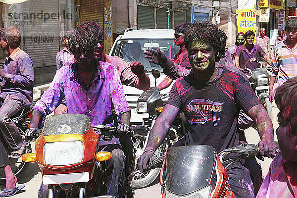 Während Holi  einem Fest  bei dem Farbpulver geworfen wird  um Farben und Freundschaft zwischen Freunden und Familien auszutauschen; Jaipur  Bundesstaat Rajasthan  Indien