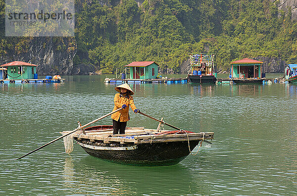 Ruderboot einer Frau in der Nähe des Fischerdorfs Vung Vieng in der Bai Tu Long Bay  Vietnam; Vung Vieng  Bai Tu Long Bay  Vietnam
