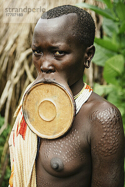 Traditionelle Narbenbildung bei einer Surma-Frau mit Lippenplatte  Region Omo  Südwest-Äthiopien; Kibish  Äthiopien