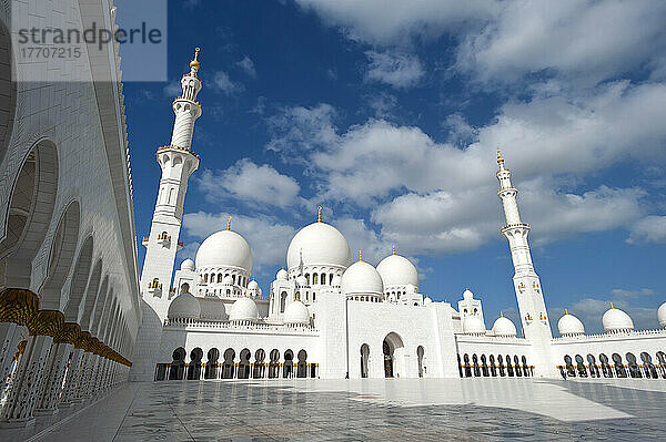 Innenhof der Großen Scheich-Zayed-Moschee; Abu Dhabi  Vereinigte Arabische Emirate