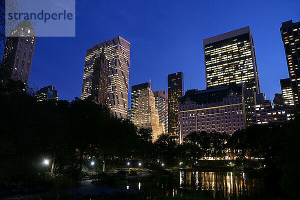 Gebäude in Midtown Manhattan  vom South Central Park in der Abenddämmerung aus gesehen; New York City  New York  Vereinigte Staaten von Amerika