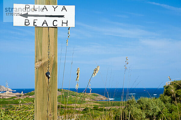 Schild in der Nähe von Binimel.La's Beach  Menorca  Balearische Inseln  Spanien