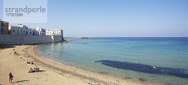 Stadtstrand der Insel Gallipoli; Salento  Italien