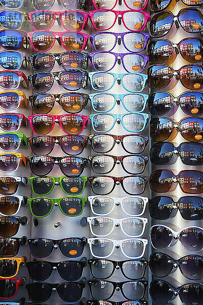 Sonnenbrillen und Brillen zum Verkauf ausgestellt; London  England