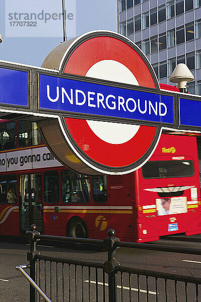 Ein Zeichen für die Schritte zu gehen U-Bahn neben einer Straße mit einem Doppeldecker-Bus geht durch; London  England