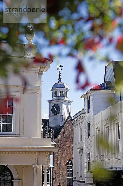 Blick auf die Kirche König Karls des Märtyrers und nahe gelegene Gebäude.