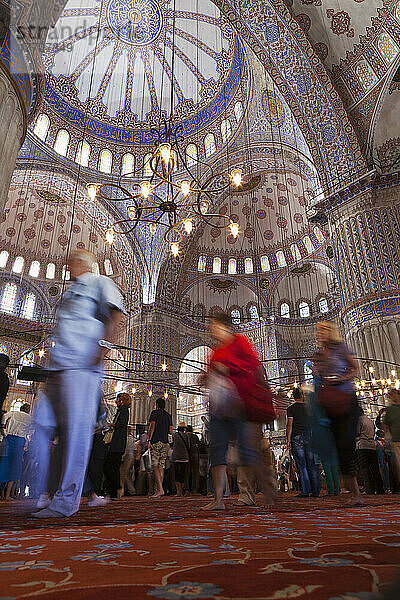 Das Innere der Blauen Moschee; Istanbul  Türkei