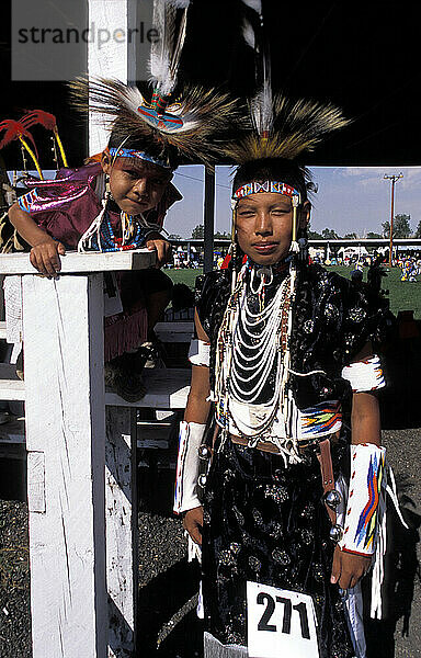 Crow-Indianer in traditionellen Gewändern beim Pow-Wow auf der jährlichen Crow-Messe  Crow-Reservat; Montana  Vereinigte Staaten von Amerika