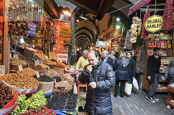 Einkäufer auf einem Markt; Istanbul  Türkei