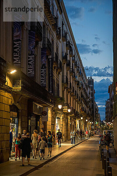 Straße in der Altstadt von Barcelona; Barcelona  Katalonien  Spanien