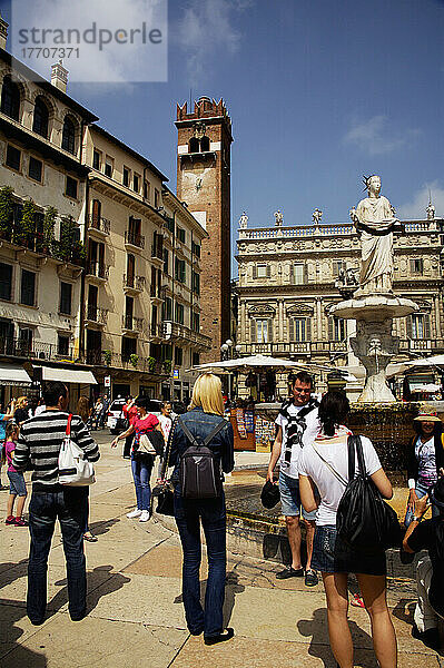 Fußgänger auf dem Stadtplatz; Verona  Italien