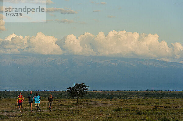 Reiseführer und Touristen auf dem Lauf entlang der Strecke mit dem Berg Kenia im Hintergrund  Ol Pejeta Conservancy; Kenia