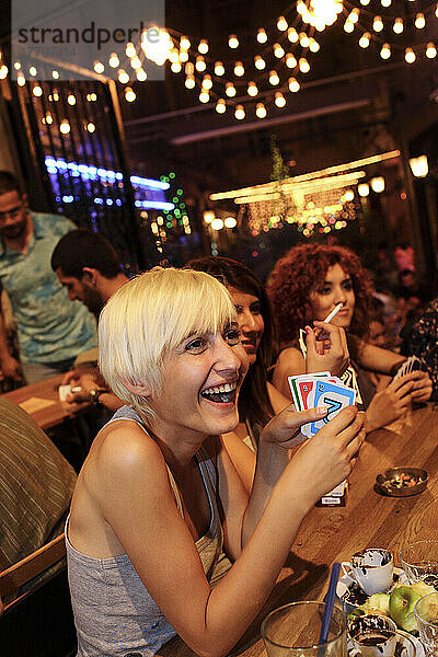 Junge Leute spielen das Kartenspiel UNO im Stadtteil Tunnel an einem Samstagabend. Istanbul  Türkei.