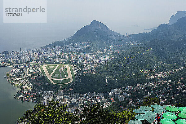 Blick von der Christus-Erlöser-Statue auf dem Berg Corcovado über den Western und den City Jockey Club nach Leblon; Rio De Janeiro  Brasilien