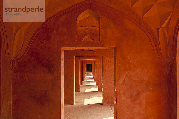 Korridor aus Sandstein in Gebäuden neben dem Taj Mahal  Agra  Indien.