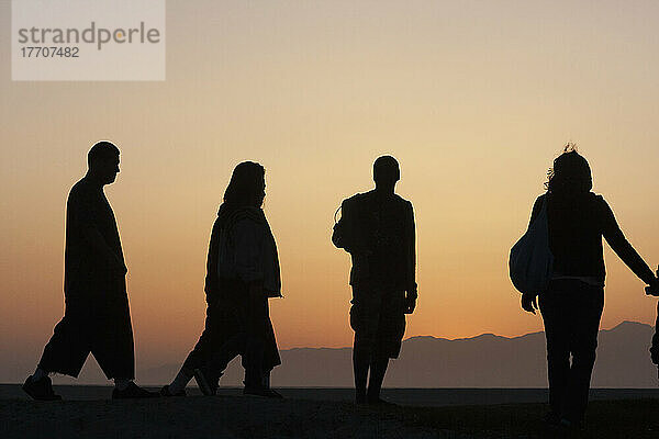 Silhouette von Menschen stehend und zu Fuß bei Sonnenaufgang; Kalifornien  Vereinigte Staaten von Amerika