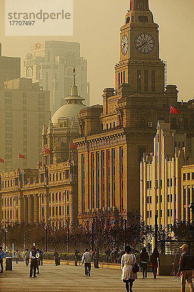 Ein Blick auf den Bund im frühen Morgenlicht  das historische Viertel und die Uferpromenade von Shanghai; Shanghai  China