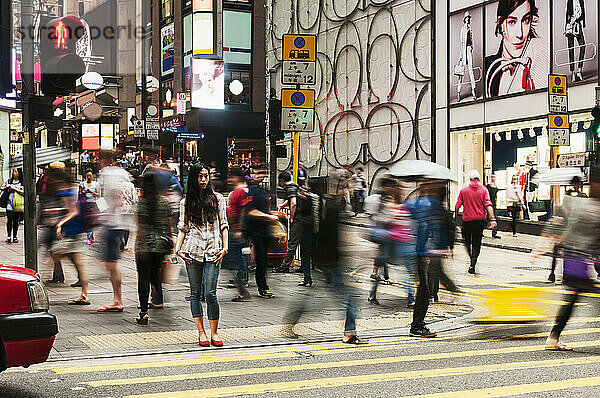 Fußgänger  die eine Straße überqueren; Hongkong  China