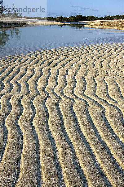 Wellen im Sand am Strand einer Insel im Indischen Ozean; Mosambik