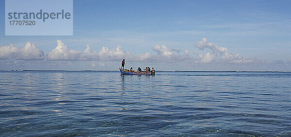 Boot mit Passagieren auf dem Indischen Ozean; Mauritius