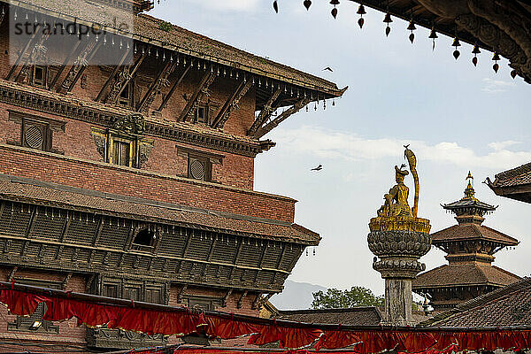 Patan Durbar Square in der alten Stadt Patan oder Lalitpur  erbaut von den Newari Hindu Mallas zwischen dem 16. und 18. Jahrhundert mit der Statue von König Yoganarenda Mala auf einer Säule  Kathmandu-Tal  Nepal; Patan  Bagmati-Provinz  Nepal