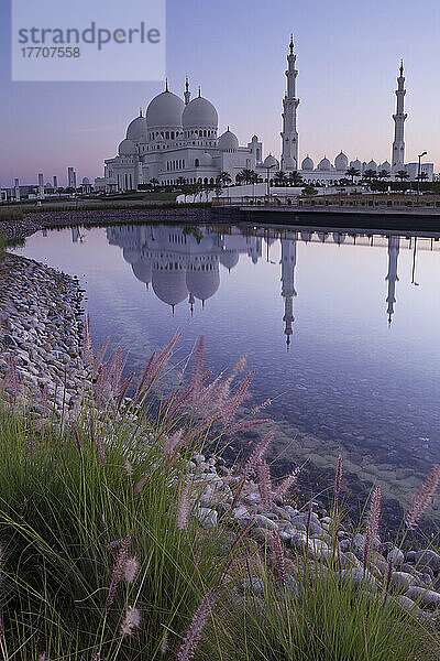 Große Sheikh-Zayed-Moschee bei Sonnenaufgang; Abu Dhabi  Vereinigte Arabische Emirate