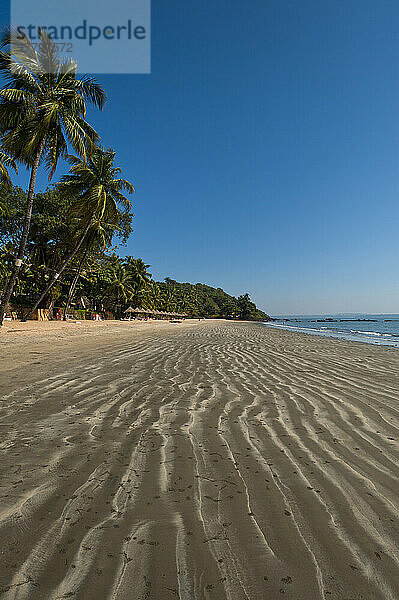 Wellen im Sand an einem Strand; Goa  Indien
