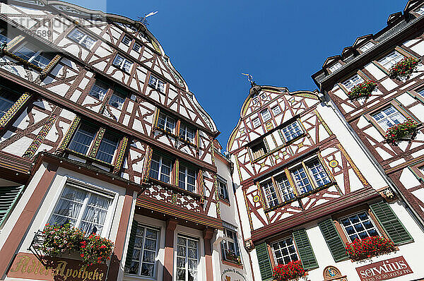 Fachwerkhäuser auf einem Marktplatz; Bernkastel-Kues  Rheinland-Pfalz  Deutschland