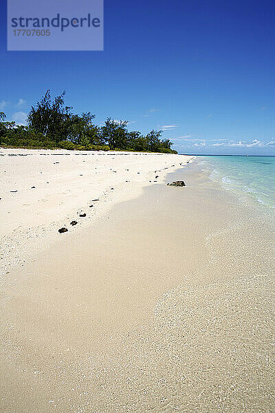 Fußabdrücke im weißen Sand entlang der Wasserkante; Insel Vamizi  Mosambik