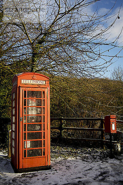 Öffentliches Telefon und Briefkasten; Ironbridge  Shropshire  England