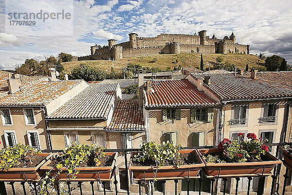 Burg und Festungsmauern vom Balkon einer Frühstückspension aus gesehen; Carcassonne  Languedoc-Rousillion  Frankreich